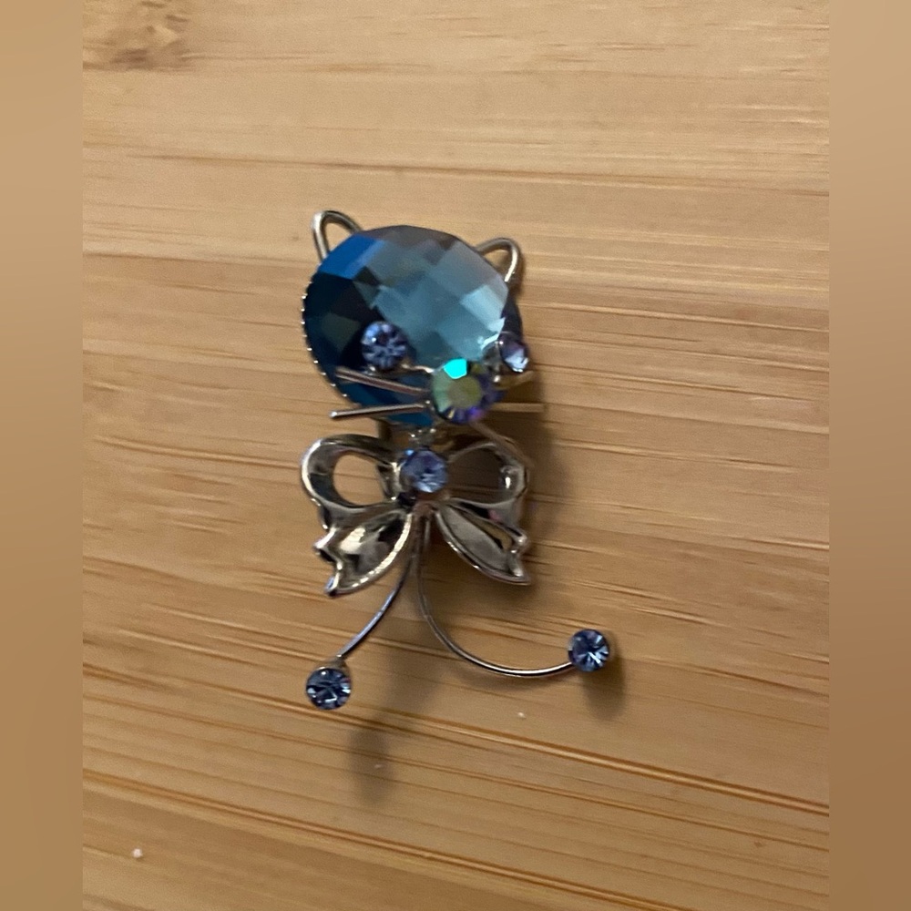 Vintage  crystal cat pin